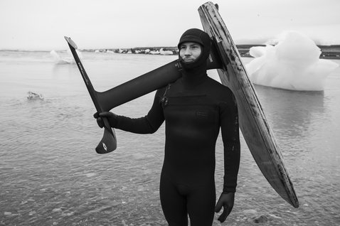ION Seek Select muta integrale con cappuccio e zip frontale 5,5/4,5 mm in nero durante il surf in Islanda
