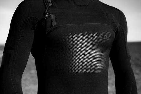 ION Seek Select muta integrale con cappuccio e zip frontale 5,5/4,5 mm in nero, dettaglio petto