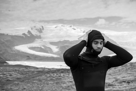 ION Seek Select muta neoprene 5,5/4,5 mm con cappuccio e zip frontale in nero durante il surf in Islanda