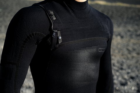 Muta ION Seek Select 5/4mm zip frontale fullsuit in nero – dettaglio petto e chiusura