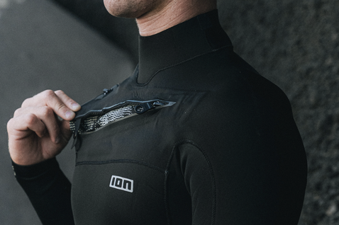ION Seek Core muta 5/4mm zip frontale uomo in nero – dettaglio chiusura