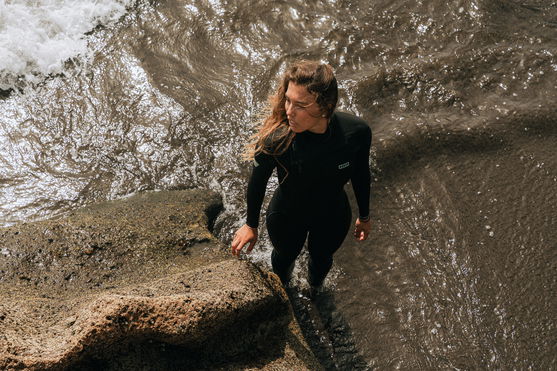 ION_Water_Amaze-Core-5/4-Front-Zip-women_Action-Shots_8