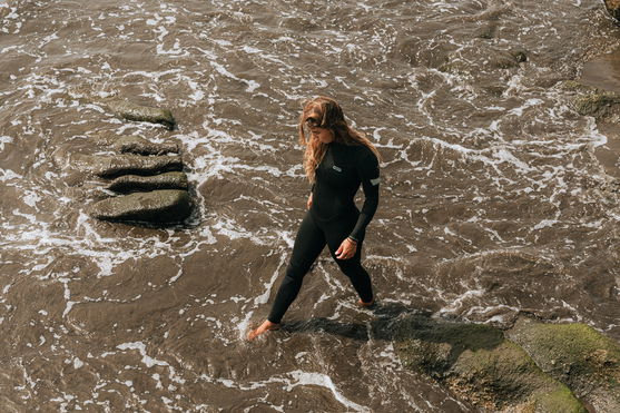 ION_Water_Amaze-Core-5/4-Front-Zip-women_Action-Shots_7