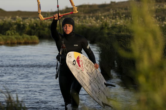 ION_Water_Amaze-Core-4/3-Front-Zip-women_Action-Shots_1