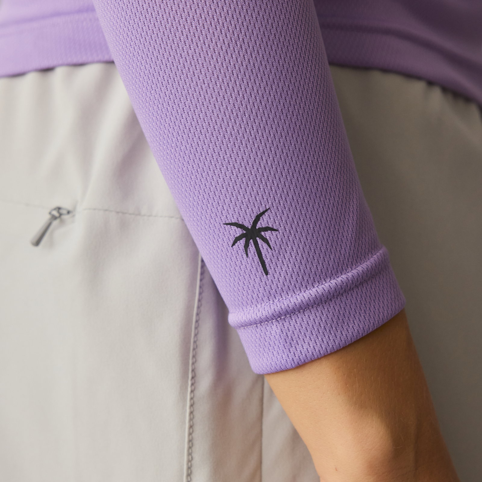 ION Wetshirt Hood LS Damen Langarm-Rashguard in lavendel, Ärmel-Detail mit Logodruck
