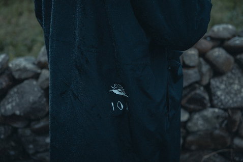 ION Water Jacket Storm Coat unisex in tiefem marine-schwarz beim Wassersport im Regen