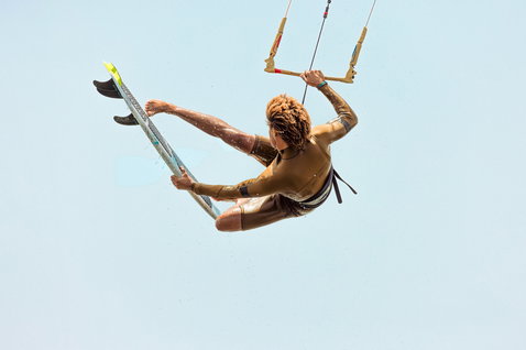 ION Seek Core 3/2mm front-zip long-sleeve shorty wetsuit in dark brown during kitesurfing