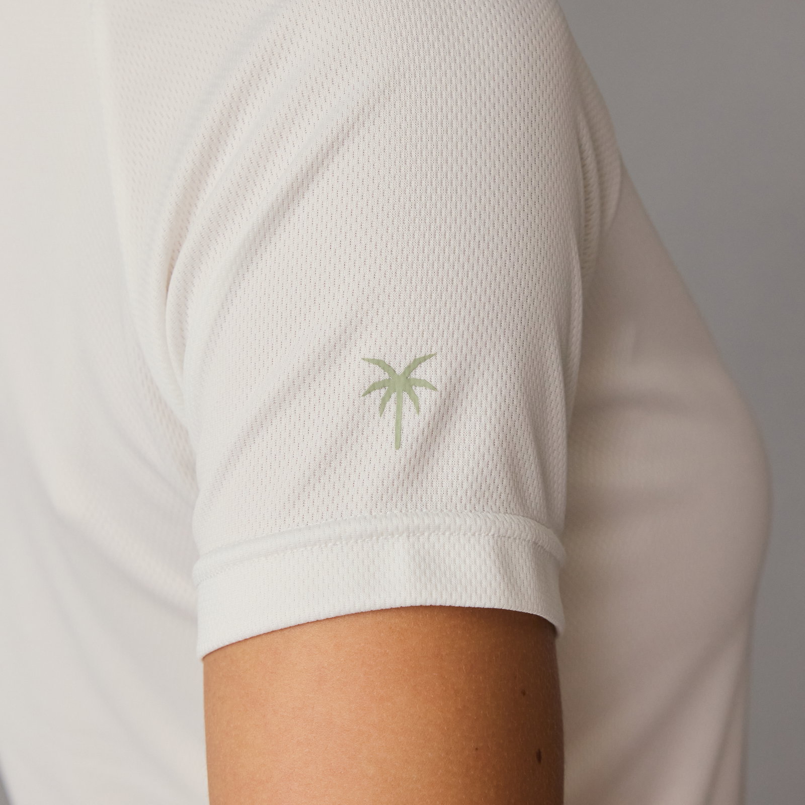ION Water Wetshirt short sleeve rashguard women in off-white, sleeve detail with palm tree logo