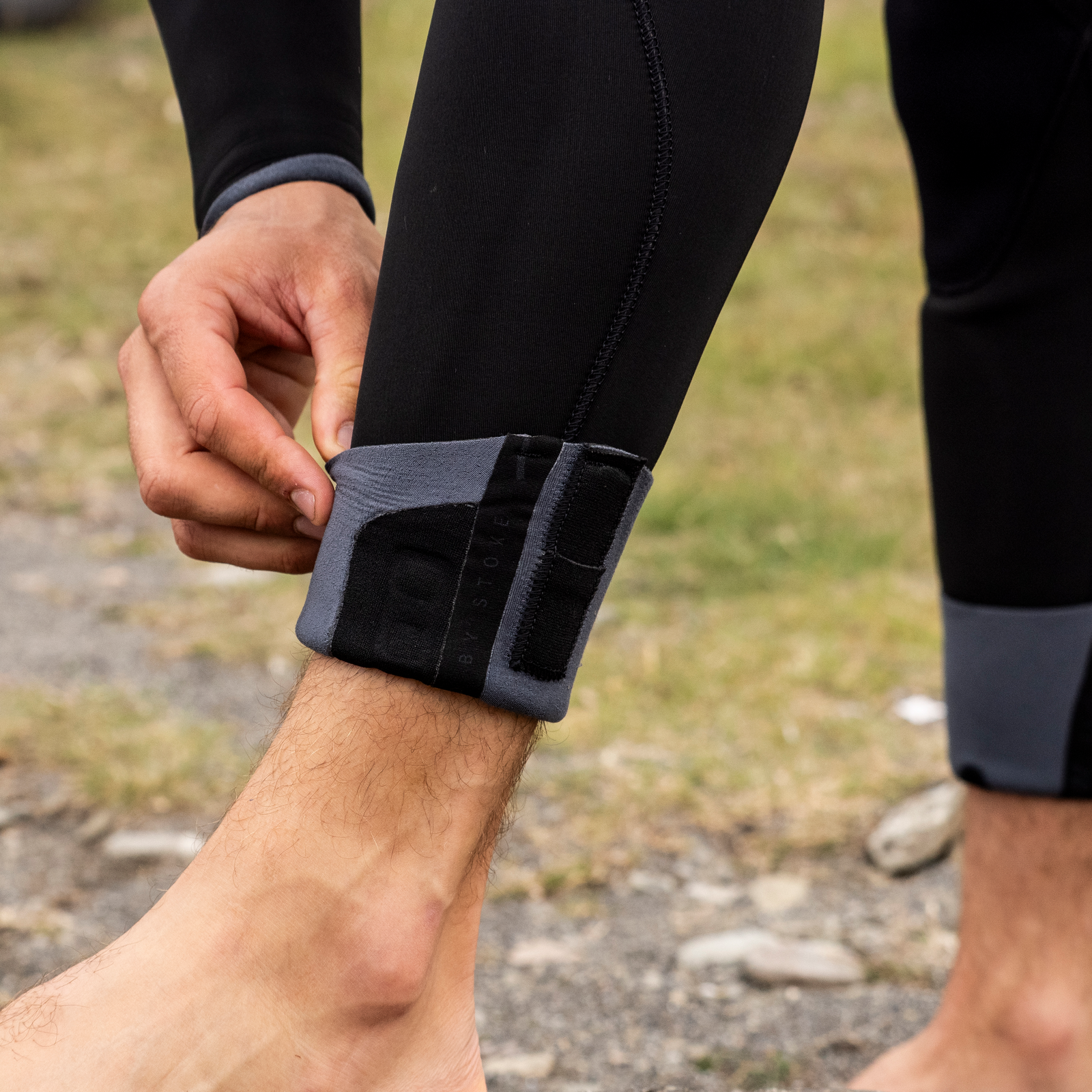 ION Seek Core 5/4mm back-zip fullsuit men in black, ankle cuff velcro closure detail