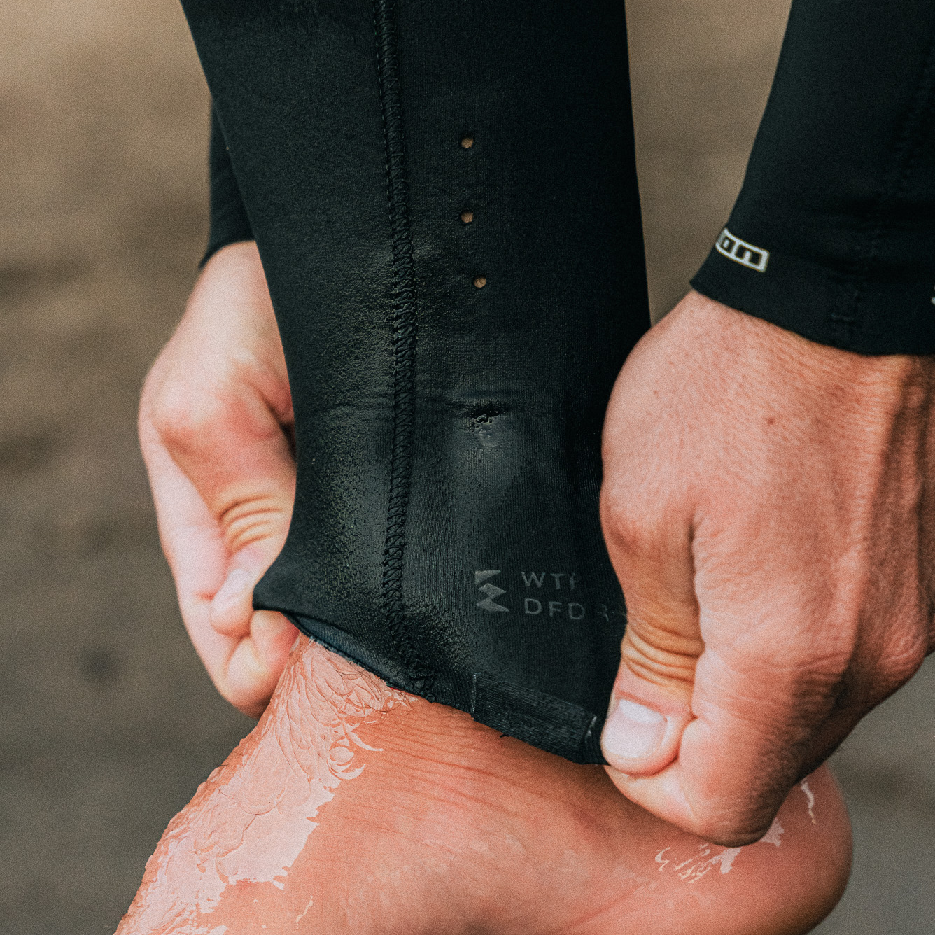 ION Seek Core 3/2mm front-zip fullsuit in black – ankle cuff detail