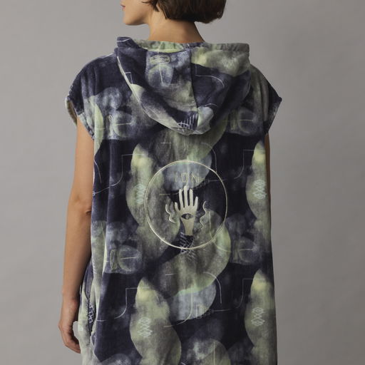 ION_Water_Poncho-Core-Lumen_Model-Pictures_4