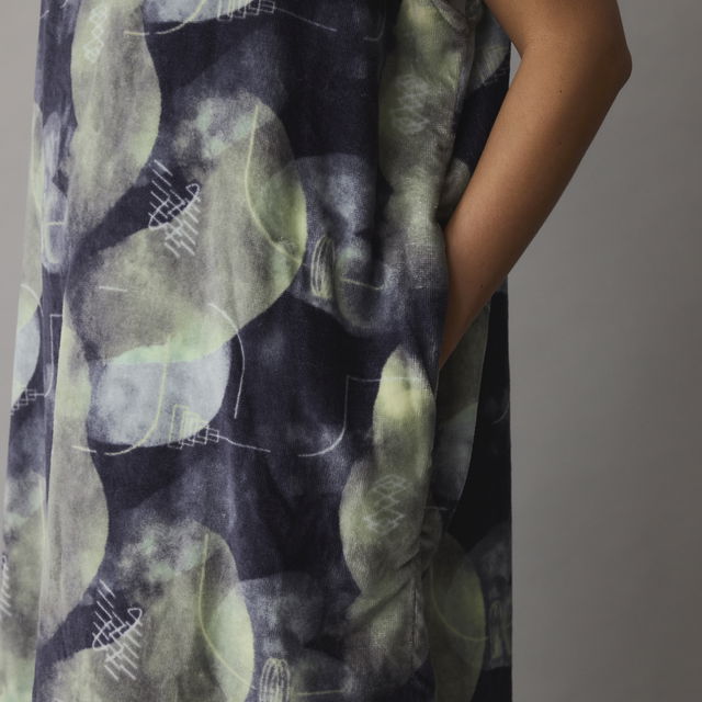 ION_Water_Poncho-Core-Lumen_Model-Pictures_5