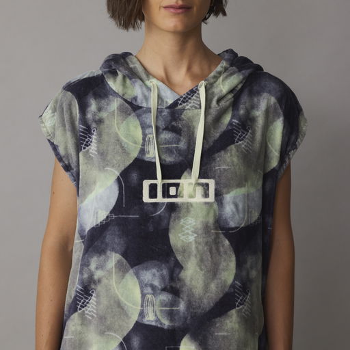 ION_Water_Poncho-Core-Lumen_Model-Pictures_3