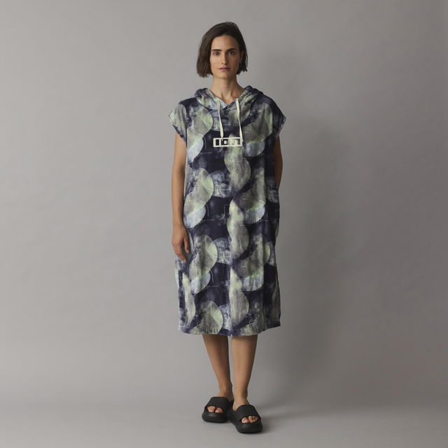 ION_Water_Poncho-Core-Lumen_Model-Pictures_1