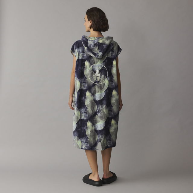 ION_Water_Poncho-Core-Lumen_Model-Pictures_2