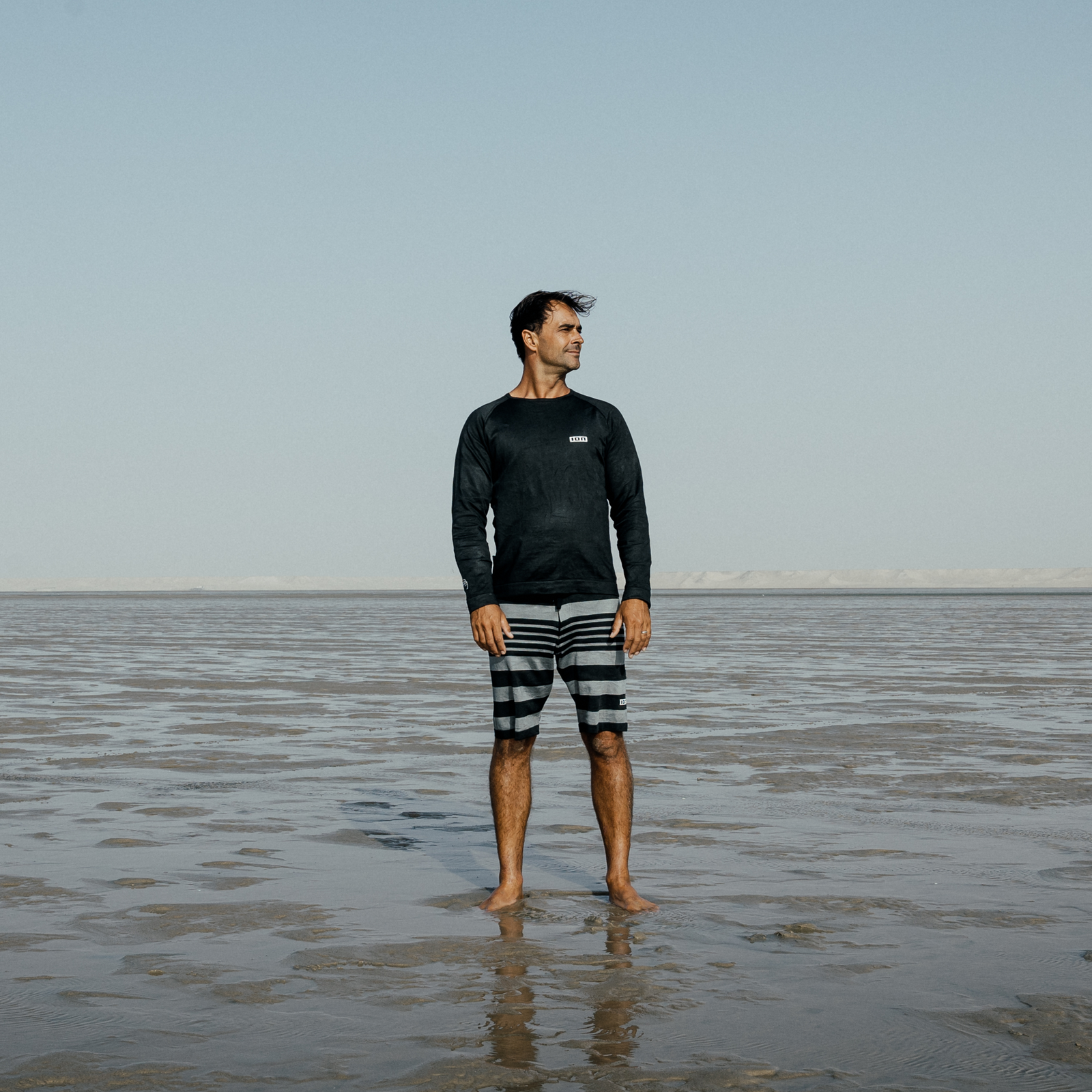 ION Surf Shield Wetshirt LS Unisex in schwarz beim Tragen am Wattenmeer