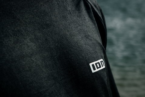 ION Surf Shield camisola aquática unissexo manga comprida resistente a cortes em preto – detalhe tecido