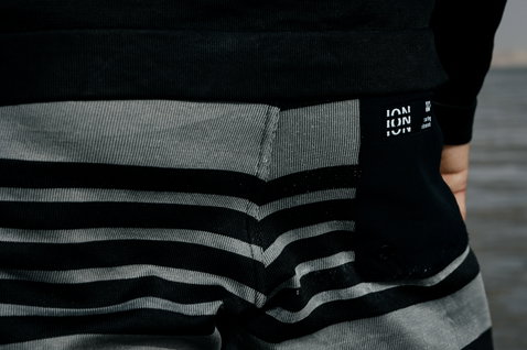 Boardshorts ION Surf Shield 20" in nero e antracite a righe, dettaglio etichetta