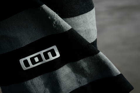 Boardshorts ION Surf Shield antitaglio 20" in nero e grigio scuro, dettaglio logo ION