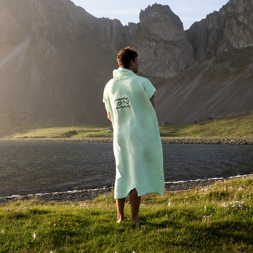 ION_Water_Poncho-Core_Model-Pictures_9