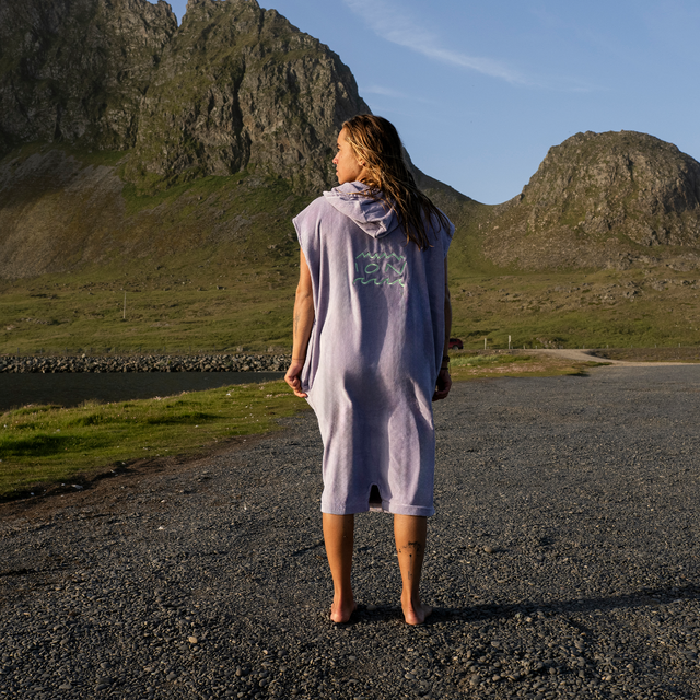 ION_Water_Poncho-Core_Model-Pictures_12