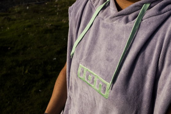 ION_Water_Poncho-Core_Action-Shots_4