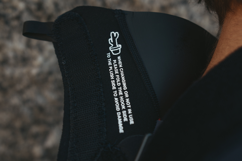 ION Element 2/2mm Shorty Backzip Neoprenanzug Herren in schwarz – Detail Reißverschluss