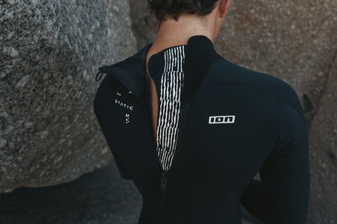 Fato de mergulho ION Static 3/2mm zip traseiro homem em preto, vista traseira com zip aberto