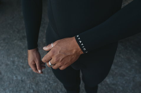 Fato de neoprene ION Static 3/2mm fecho traseiro em preto, detalhe do punho