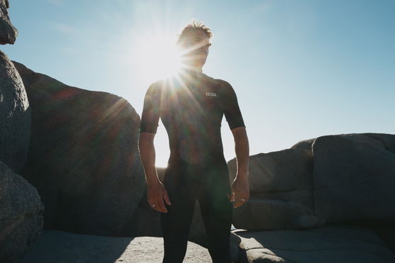 ION_Water_Element-2/2-SS-Front-Zip-men_Action-Shots_1