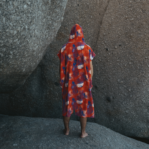 ION_Water_Poncho-Core-Lumen_Model-Pictures_7