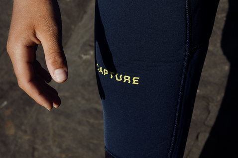 ION Capture 4/3mm Front-Zip Junior Neoprenanzug (Fullsuit) in marineblau mit gelbem Schriftzug, Detailansicht