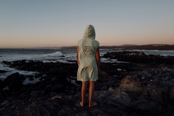 ION_Water_Poncho-Grom_Action-Shots_2