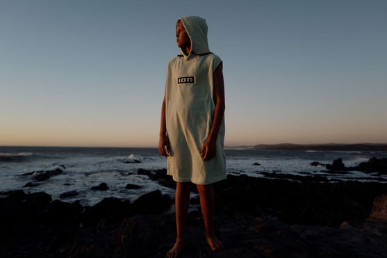 ION_Water_Poncho-Grom_Action-Shots_1