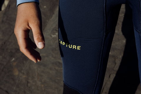 ION Capture 5/4 mm Backzip Junior-Neoprenanzug (Fullsuit) in dunkelblau mit Knieschutz