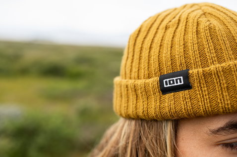 ION Ionic Fisherman Beanie in giallo senape con patch logo, dettaglio maglia a coste