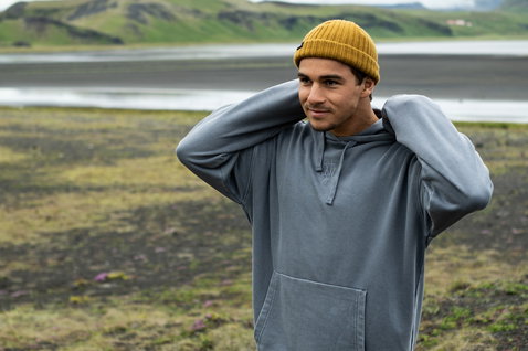 ION Ionic Fisherman beanie in giallo senape indossato durante lifestyle outdoor sulla costa