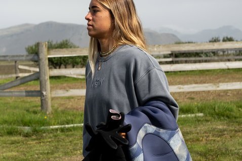 Felpa ION Mood donna in blu ardesia slavato indossata all'aperto con attrezzatura in neoprene