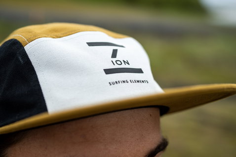 Casquette ION 5 panneaux coloris gold burst avec panneau avant blanc et côtés jaune moutarde