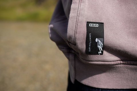 ION No Bad Days women hoodie in dusty mauve – hem patch detail