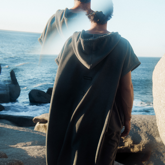 ION_Water_Poncho-Element_Model-Pictures_4