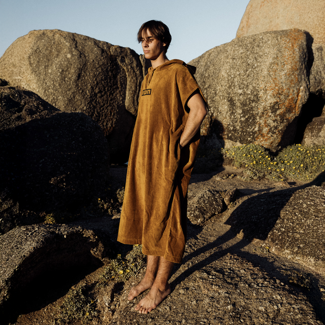 ION_Water_Poncho-Core_Model-Pictures_18