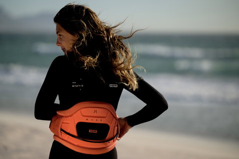 ION Muse arnês de cintura em coral durante kitesurf na praia