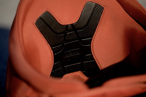Arnês de cintura ION Muse em terracota – detalhe da placa dorsal EVA com canal flex