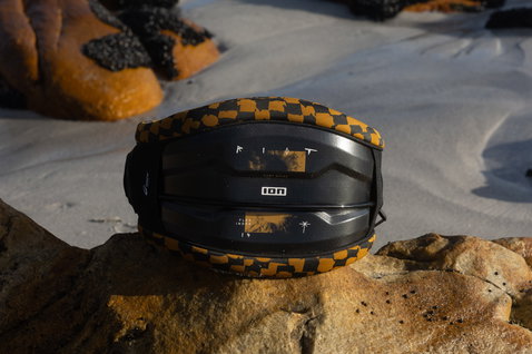 Arnês de cintura ION Riot Curv em preto e âmbar com construção CURV hard shell na costa