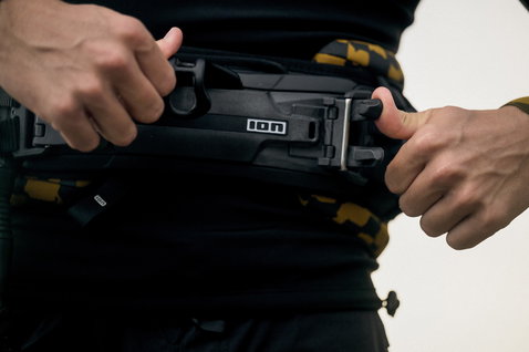 Arnês de cintura ION Riot Curv em preto com concha rígida CURV® durante o ajuste