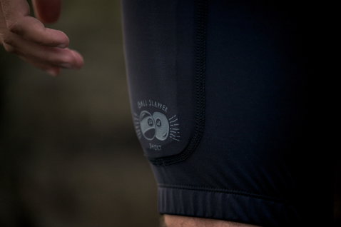 Pantaloncini ION Ball Slapper X-Protection uomo in nero – dettaglio stampa coscia