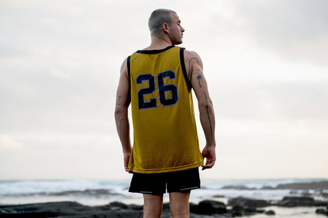 ION Water Wetshirt Basketball débardeur homme en jaune olive avec numéro 26 au dos au bord de la mer
