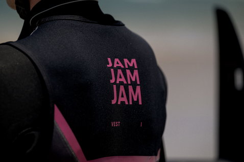 ION Jam Neo veste néoprène vest en noir et rose lors du parawing en bord de mer