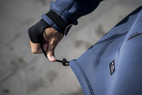 ION Neo Shelter Jacket Amp homme veste néoprène bleu ardoise — détail poignet velcro et cordon